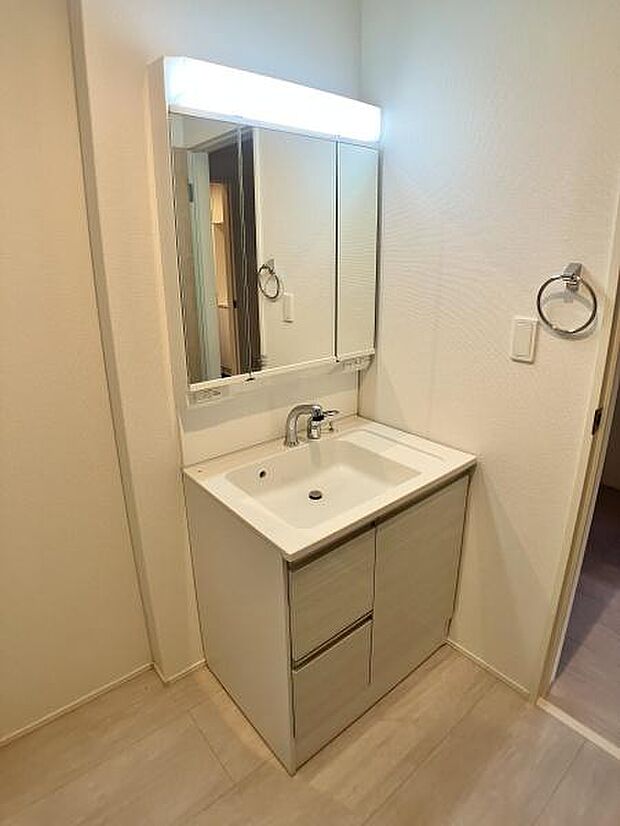 独立した洗面スペースは、身支度もスムーズに進む機能的な空間。毎日のスタートを気持ちよくサポートします。