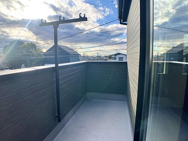 バルコニーです。たっぷりのお洗濯物も干すことが出来ます。日差しを浴びて、心地よいひとときを過ごすのもいいですね
