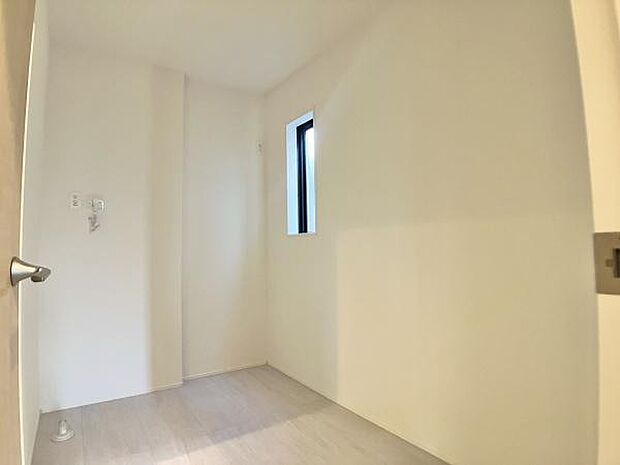 洗面台横には3帖のサービスルームがあり、ライフスタイルに合わせてお使いいただけます。