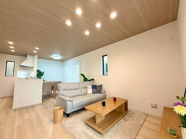 大きな窓からたっぷりと差し込む明るい日差しが、リビング全体を温かく包み込みます。この開放感あふれる空間は、ご家族が一番多くの時間を過ごす場所として最適です。