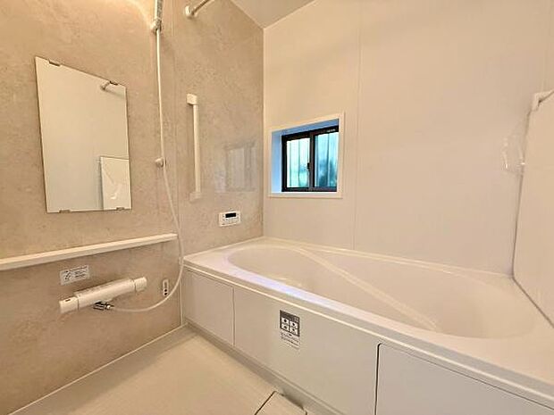 広々としたバスルームで、疲れた体をゆっくりと癒すひととき。家族全員がリラックスできる心地よい空間です。