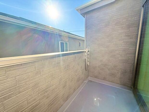 バルコニーです。日差しを浴びて、心地よいひとときを過ごすのもいいですね