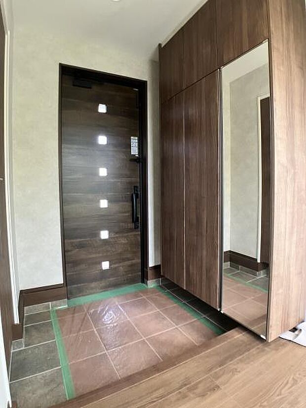 清潔感あふれる玄関は、訪れる人々に好印象を与えます。美しい外観が、住まいの品格を高め、毎日の帰宅が楽しみになる空間です。