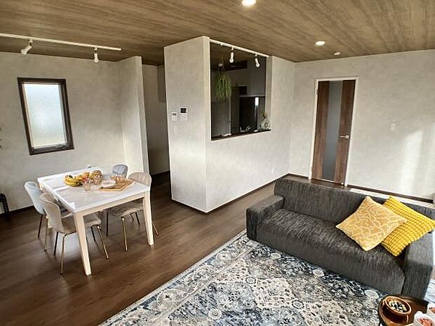 広々としたリビングで過ごす、家族との何気ない会話と笑顔。ここで過ごす時間が日常に彩りを添えます。