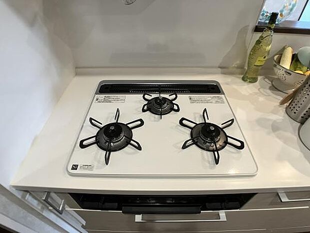 3口コンロで同時調理がスムーズに。忙しい朝や本格的な料理も効率良く進み、毎日のキッチン作業がさらに楽しくなります。