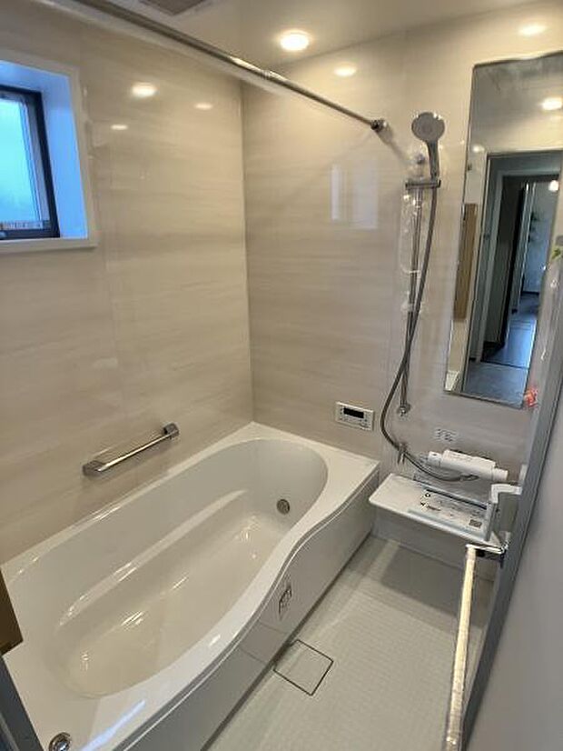 広々としたバスルームで、疲れた体をゆっくりと癒すひととき。家族全員がリラックスできる心地よい空間です。