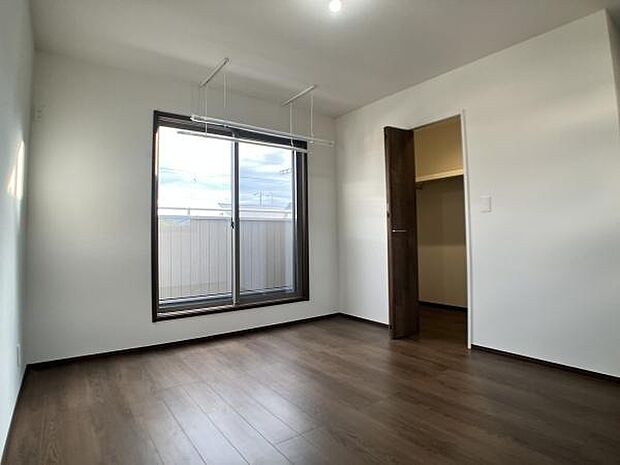 明るい陽射しが差し込む洋室は、心地よい安らぎを提供するプライベート空間。あなたのライフスタイルに合わせて、自由にアレンジできます。