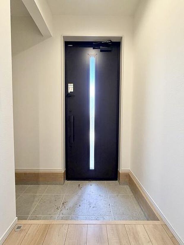 清潔感あふれる玄関は、訪れる人々に好印象を与えます。美しい外観が、住まいの品格を高め、毎日の帰宅が楽しみになる空間です。