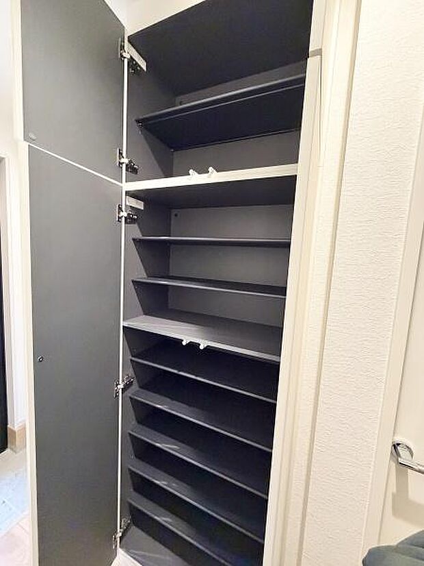 大容量のシューズインクローゼット。たくさん収納できますので、玄関周りをすっきりさせることができます。