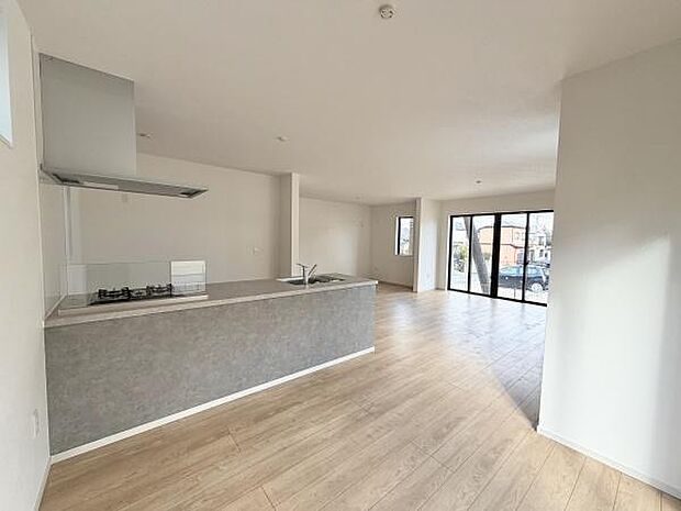 日差しがたっぷりと注ぐリビングでは、家族全員がリラックス。毎日がくつろぎと笑顔に満ちた空間が広がります。