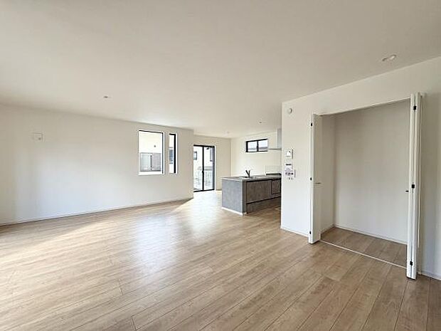 広々としたリビングで過ごす、家族との何気ない会話と笑顔。ここで過ごす時間が、日常に彩りを添えます。