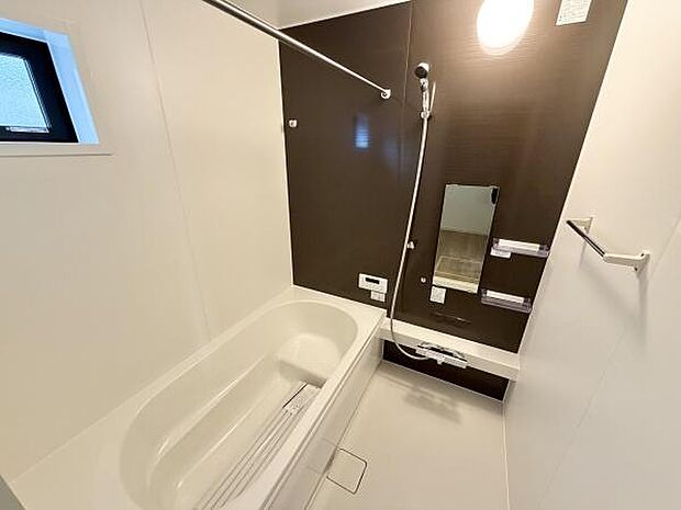 ゆとりあるバスタブで、家族みんながリラックス。毎日のバスタイムが楽しみになる、清潔感あふれる空間です。