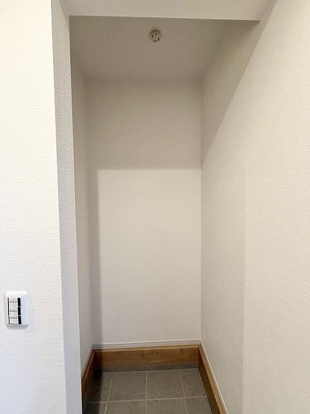 ウォークインクローゼットは、洋服や小物をすっきり整理し、見やすく収納できる贅沢な空間です。お気に入りのアイテムが一目で分かるので、毎朝のコーディネートがもっと楽しくなります。