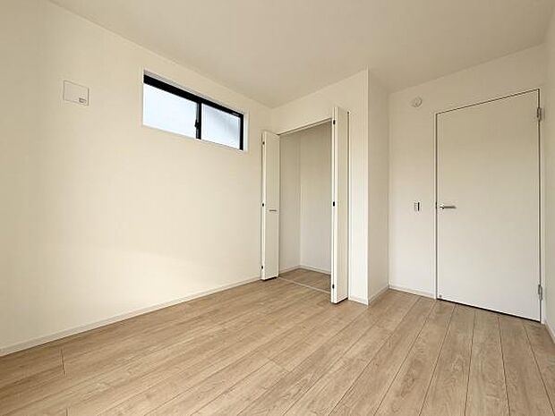 窓から差し込む自然光が部屋全体を明るく照らし、心地よい空間を演出します。