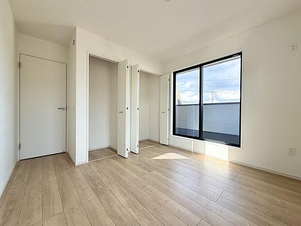 明るい陽射しが差し込む洋室は、心地よい安らぎを提供するプライベート空間。あなたのライフスタイルに合わせて、自由にアレンジできます。