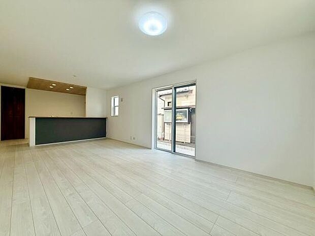 日差しがたっぷりと注ぐリビングでは、家族全員がリラックス。毎日がくつろぎと笑顔に満ちた空間が広がります。