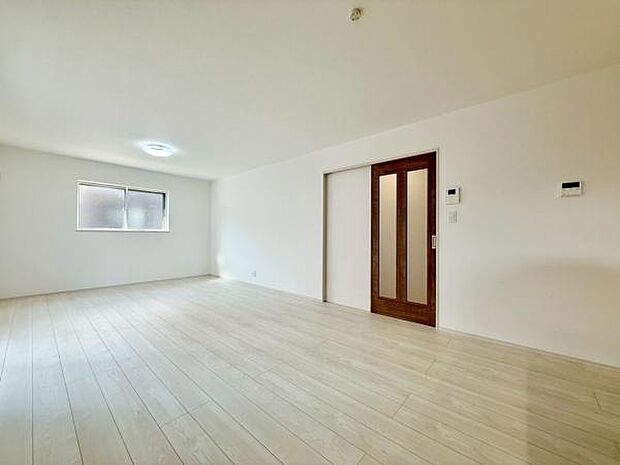 広々としたリビングで過ごす、家族との何気ない会話と笑顔。ここで過ごす時間が、日常に彩りを添えます。