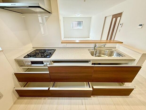 対面式キッチンは、料理中でも家族やゲストとのコミュニケーションが取りやすく、開放感が魅力です。リビング全体を見渡せるため、子供の様子を確認しながら家事を進められる利便性も高いです。