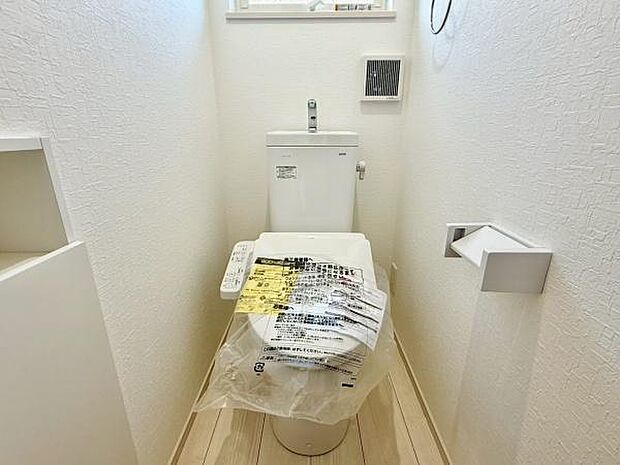 洗浄機能と温座で、心地よい清潔感を。寒い季節も、優しい温もりが迎えてくれる。日々の生活に、ほんのり贅沢な癒しを!