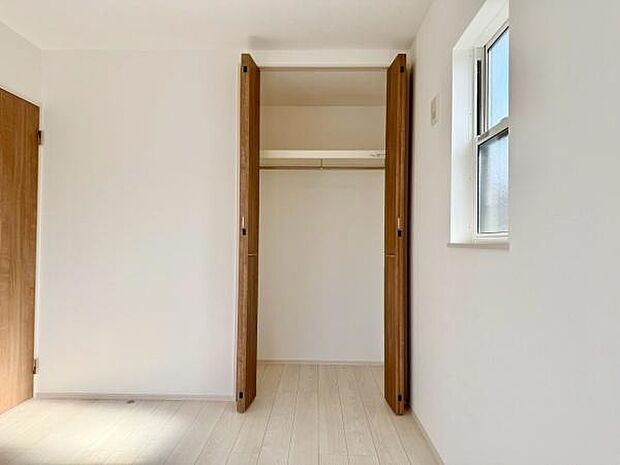 クローゼットが完備されたお住まい。衣類や小物をすっきりと収納でき、部屋全体が整然とした印象に。