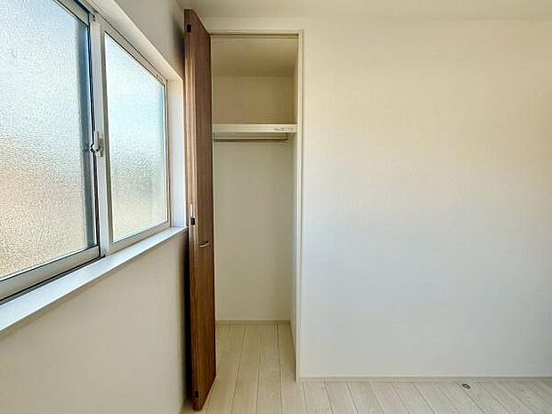 クローゼットが完備されたお住まい。衣類や小物をすっきりと収納でき、部屋全体が整然とした印象に。