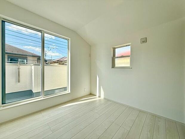 明るい陽射しが差し込む洋室は、心地よい安らぎを提供するプライベート空間。あなたのライフスタイルに合わせて、自由にアレンジできます。