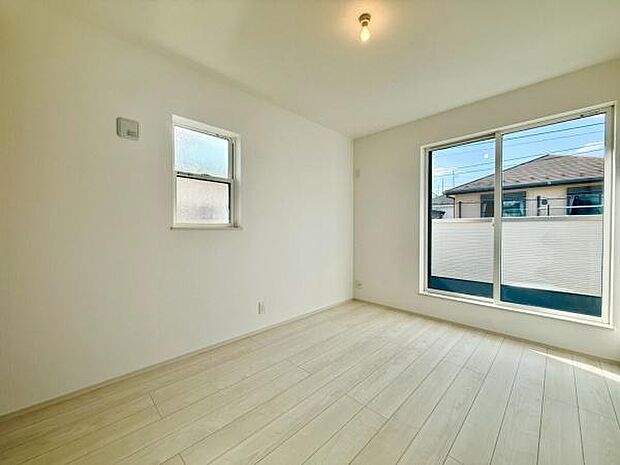 窓から差し込む自然光が部屋全体を明るく照らし、心地よい空間を演出します。