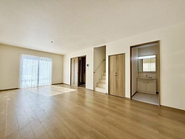 大きな窓からたっぷりと差し込む明るい日差しが、リビング全体を温かく包み込みます。この開放感あふれる空間は、ご家族が一番多くの時間を過ごす場所として最適です。