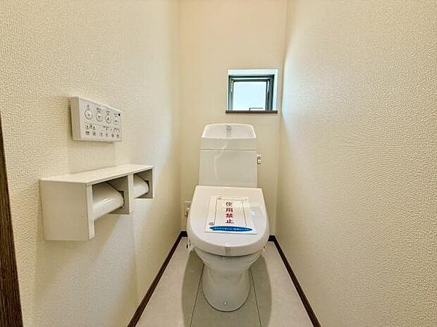 洗浄機能と温座で、心地よい清潔感を。寒い季節も、優しい温もりが迎えてくれる。日々の生活に、ほんのり贅沢な癒しを!