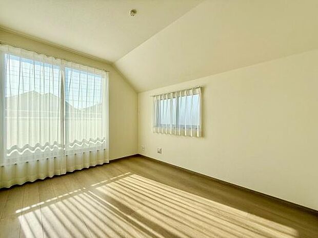 大きな窓から差し込む自然光が部屋全体を明るく照らし、心地よい空間を演出します。
