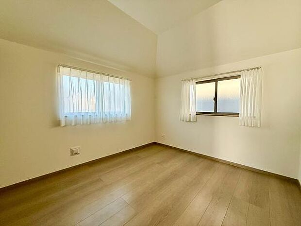 風通しの良い洋室は気持ちのいい空間。収納スペースもしっかりあります。