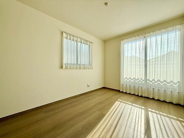 明るい陽射しが差し込む洋室は、心地よい安らぎを提供するプライベート空間。