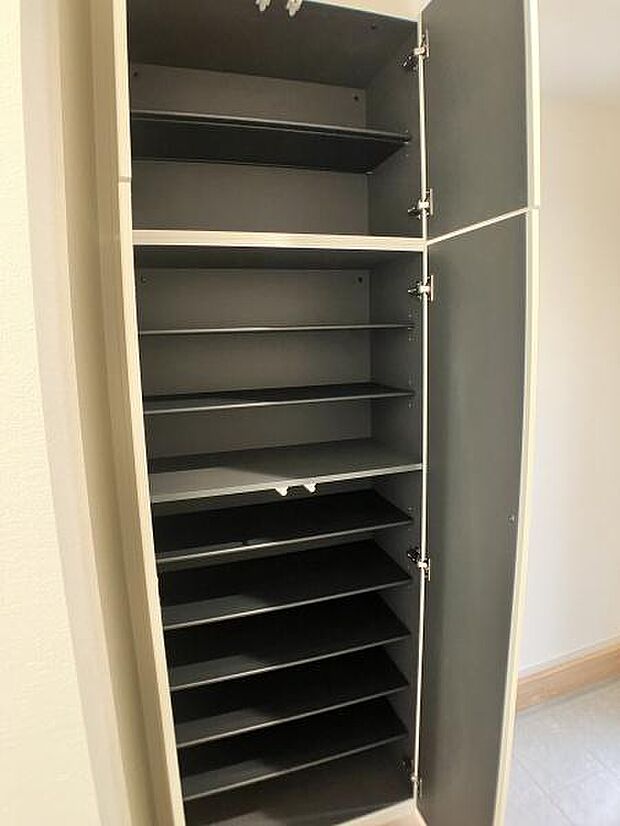 大容量のシューズケース。たくさん収納できますので、玄関周りをすっきりさせることができます。