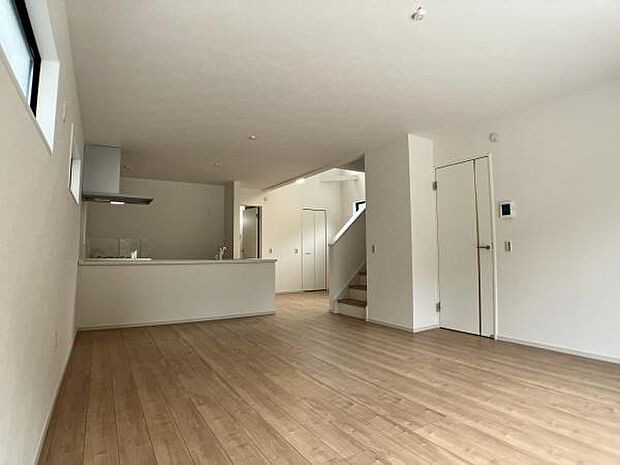 広々としたリビングで過ごす、家族との何気ない会話と笑顔。ここで過ごす時間が日常に彩りを添えます。