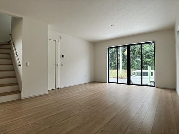 大きな窓からたっぷりと差し込む明るい日差しが、リビング全体を温かく包み込みます。この開放感あふれる空間は、ご家族が一番多くの時間を過ごす場所として最適です。