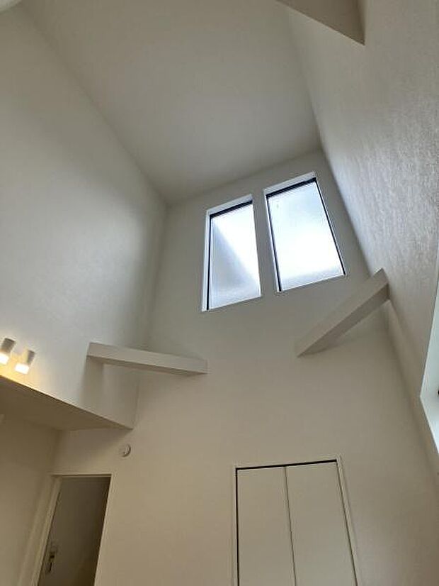 日差しがたっぷりと注ぐリビングでは、家族全員がリラックス。毎日がくつろぎと笑顔に満ちた空間が広がります