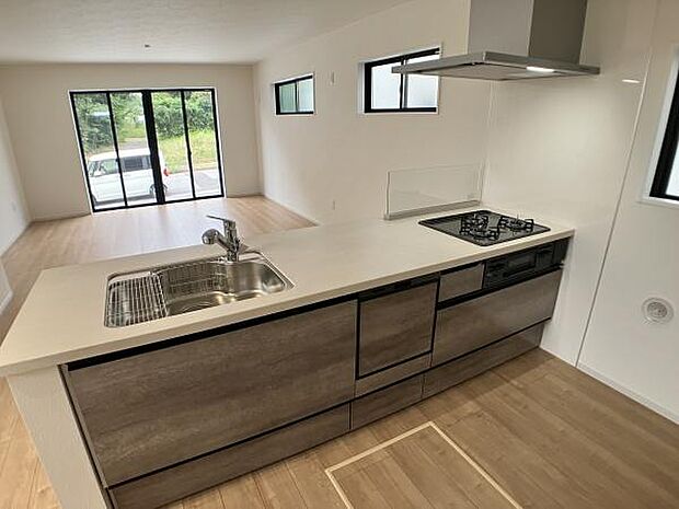 対面式キッチンは、料理中でも家族やゲストとのコミュニケーションが取りやすく、開放感が魅力です。リビング全体を見渡せるため、子供の様子を確認しながら家事を進められる利便性も高いです。