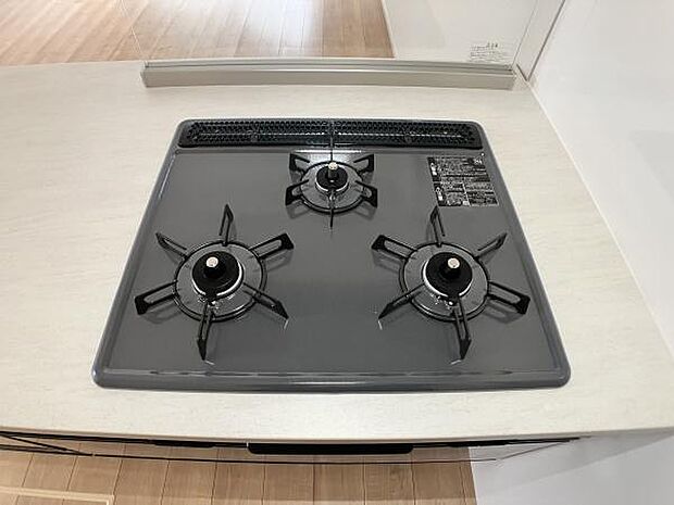 3口コンロで同時調理がスムーズに。忙しい朝や本格的な料理も効率良く進み、毎日のキッチン作業がさらに楽しくなります。