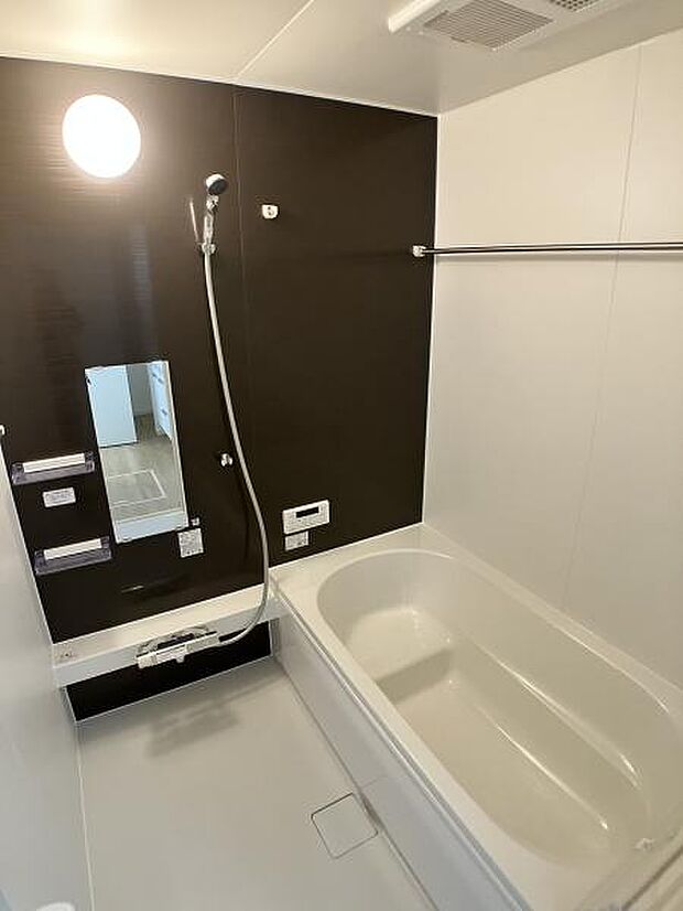 広々としたバスルームで、疲れた体をゆっくりと癒すひととき。家族全員がリラックスできる心地よい空間です。