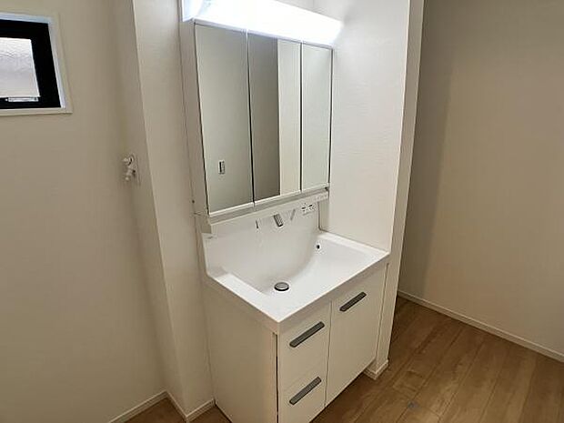 独立した洗面スペースは、身支度もスムーズに進む機能的な空間。毎日のスタートを気持ちよくサポートします。