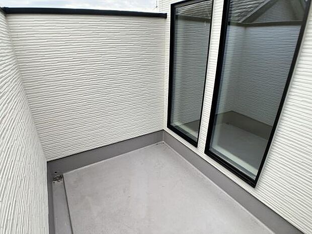 バルコニーです。たっぷりのお洗濯物も干すことが出来ます。日差しを浴びて、心地よいひとときを過ごすのもいいですね