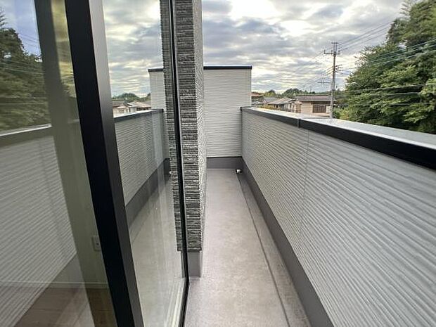 バルコニーです。たっぷりのお洗濯物も干すことが出来ます。日差しを浴びて、心地よいひとときを過ごすのもいいですね