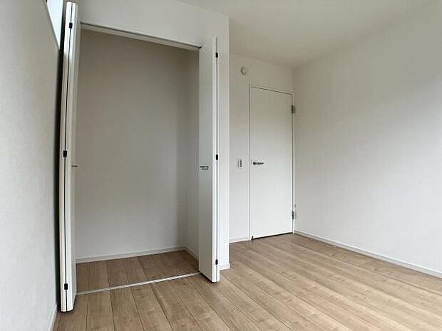 明るい陽射しが差し込む洋室は、心地よい安らぎを提供するプライベート空間。