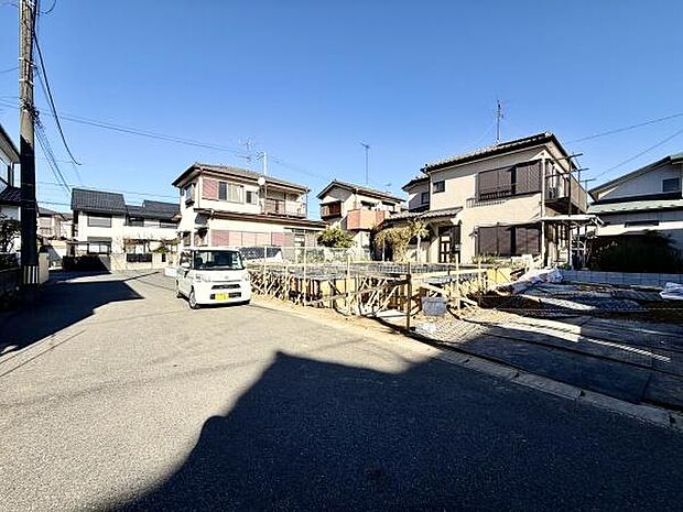 車の出入りがスムーズで安心。広々とした道路が、快適な生活環境を提供します
