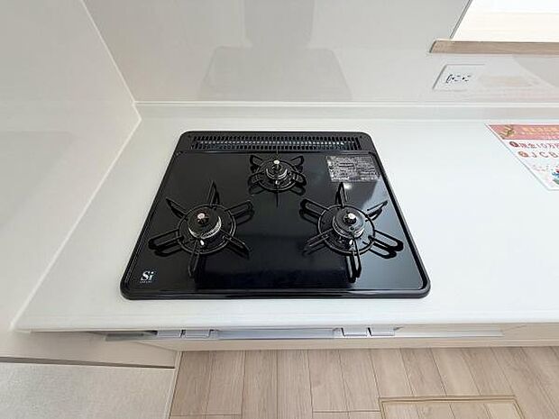 3口コンロで同時調理がスムーズに。忙しい朝や本格的な料理も効率良く進み、毎日のキッチン作業がさらに楽しくなります。