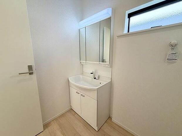 広々とした洗面スペースは、身支度もスムーズに進む機能的な空間。毎日のスタートを気持ちよくサポートします。