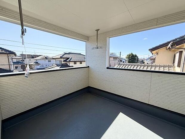 バルコニーです。雨よけがついていますので急な雨でも少しなら安心ですね　広くたっぷりのお洗濯物も干すことが出来ます