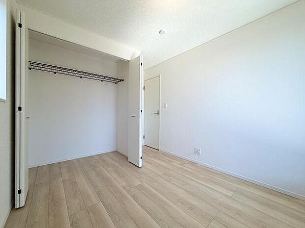 大きな窓から差し込む自然光が部屋全体を明るく照らし、心地よい空間を演出します。