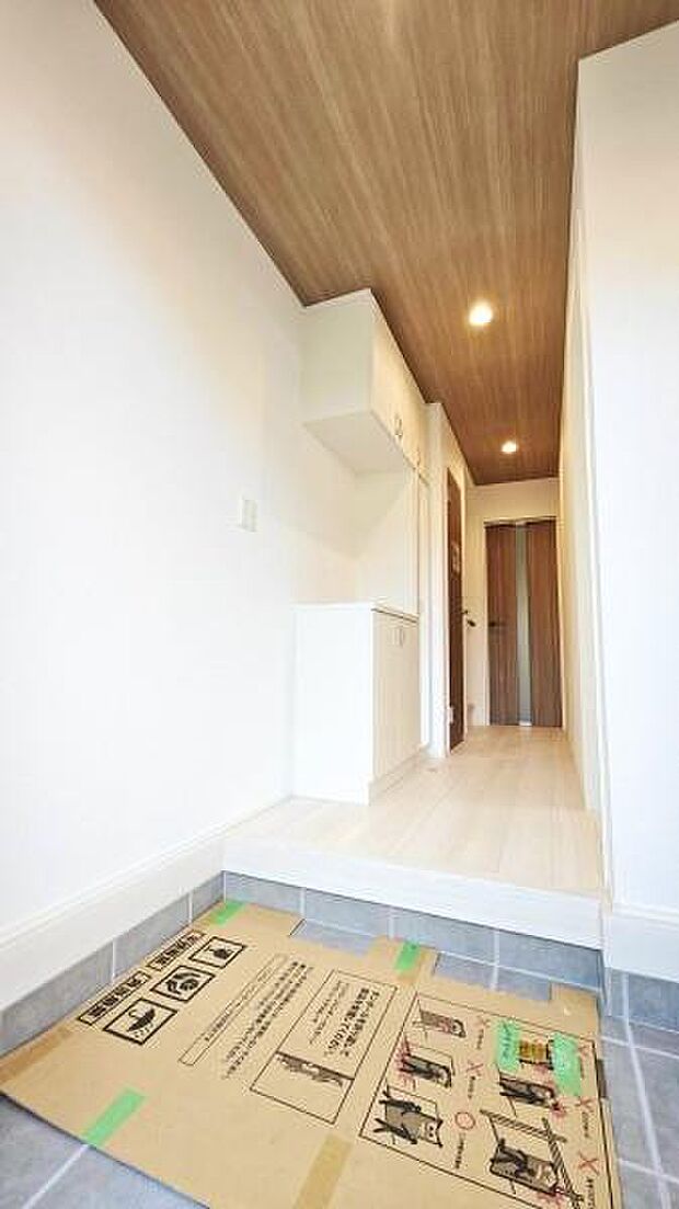 清潔感あふれる玄関は、訪れる人々に好印象を与えます。美しい外観が、住まいの品格を高め、毎日の帰宅が楽しみになる空間です。