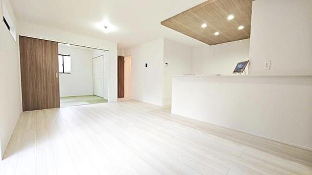 家族が集まるリビングは、ただ広いだけじゃない。心地よさと開放感が調和し、自然と笑顔が生まれる場所です